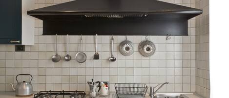 ثلاجة، ميكروويف، فرن، موقد طهي مسطح