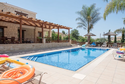 4bdr Family friendly villa with 400sq.m. playground,private heated swimming pool