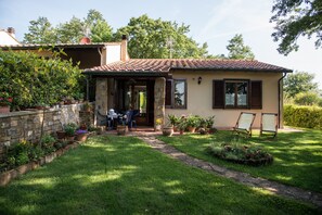 Exterior - Holiday Home in Montevedi (Monteverdi Marittimo)