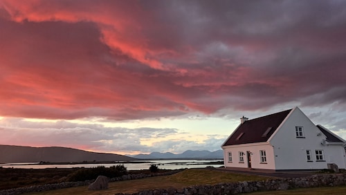 Luxury Connemara Cottage With Panoramic Views Of The Sea And Mountains 