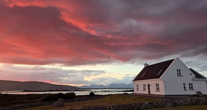 Luxury Connemara Cottage With Panoramic Views Of The Sea And Mountains