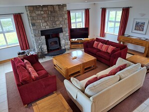 Smart TV, fireplace, DVD player, books - Luxury Connemara Cottage With Panoramic Views Of The Sea And Mountains  (Rosmuc)