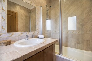 Badewanne, Haartrockner, Handtücher