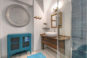 Shower, hair dryer, bidet, towels - Iara – Relax nature and biking among olive trees and  silence at Casa del Canto (Calice Ligure)