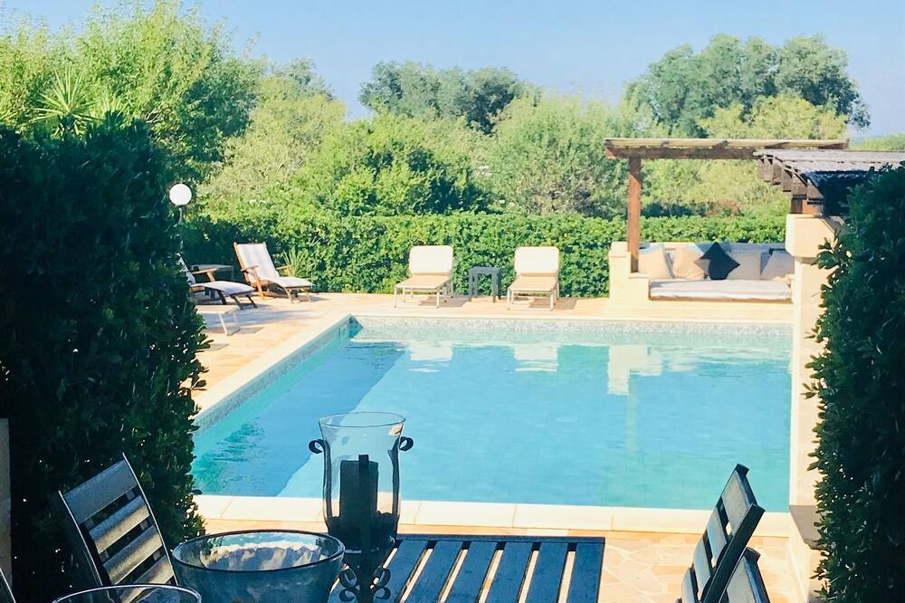 Stunning hilltop property with big pool & panoramic views. Excellent amenities.