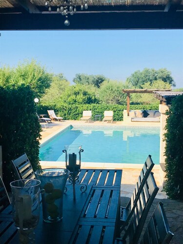 Stunning hilltop property with big pool & panoramic views. Excellent amenities.