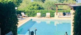 Stunning hilltop property with big pool & panoramic views. Excellent amenities.