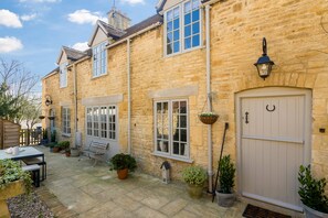 Exterior - 5* Gorgeous Stone Cottage in an Idyllic Picture Postcard Village. Parking/Garden (Blockley)