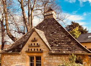 Exterior - 5* Gorgeous Stone Cottage in an Idyllic Picture Postcard Village. Parking/Garden (Blockley)