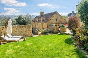 Terrace/patio - 5* Gorgeous Stone Cottage in an Idyllic Picture Postcard Village. Parking/Garden (Blockley)