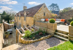 Property grounds - 5* Gorgeous Stone Cottage in an Idyllic Picture Postcard Village. Parking/Garden (Blockley)
