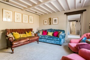 Smart-TV, Kamin, DVD-Player, Bücher