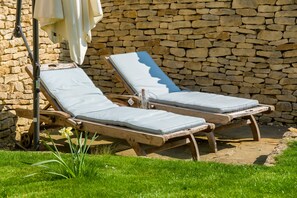 Property grounds - 5* Gorgeous Stone Cottage in an Idyllic Picture Postcard Village. Parking/Garden (Blockley)