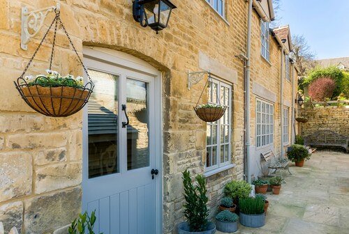 5* Gorgeous Stone Cottage in an Idyllic Picture Postcard Village. Parking/Garden