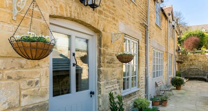 5* Gorgeous Stone Cottage in an Idyllic Picture Postcard Village. Parking/Garden