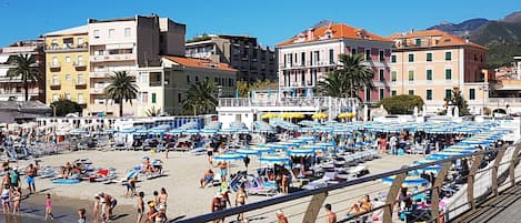 Una spiaggia nelle vicinanze