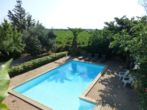 Gite avec piscine privée et vue sur les vignes sur le canal du midi