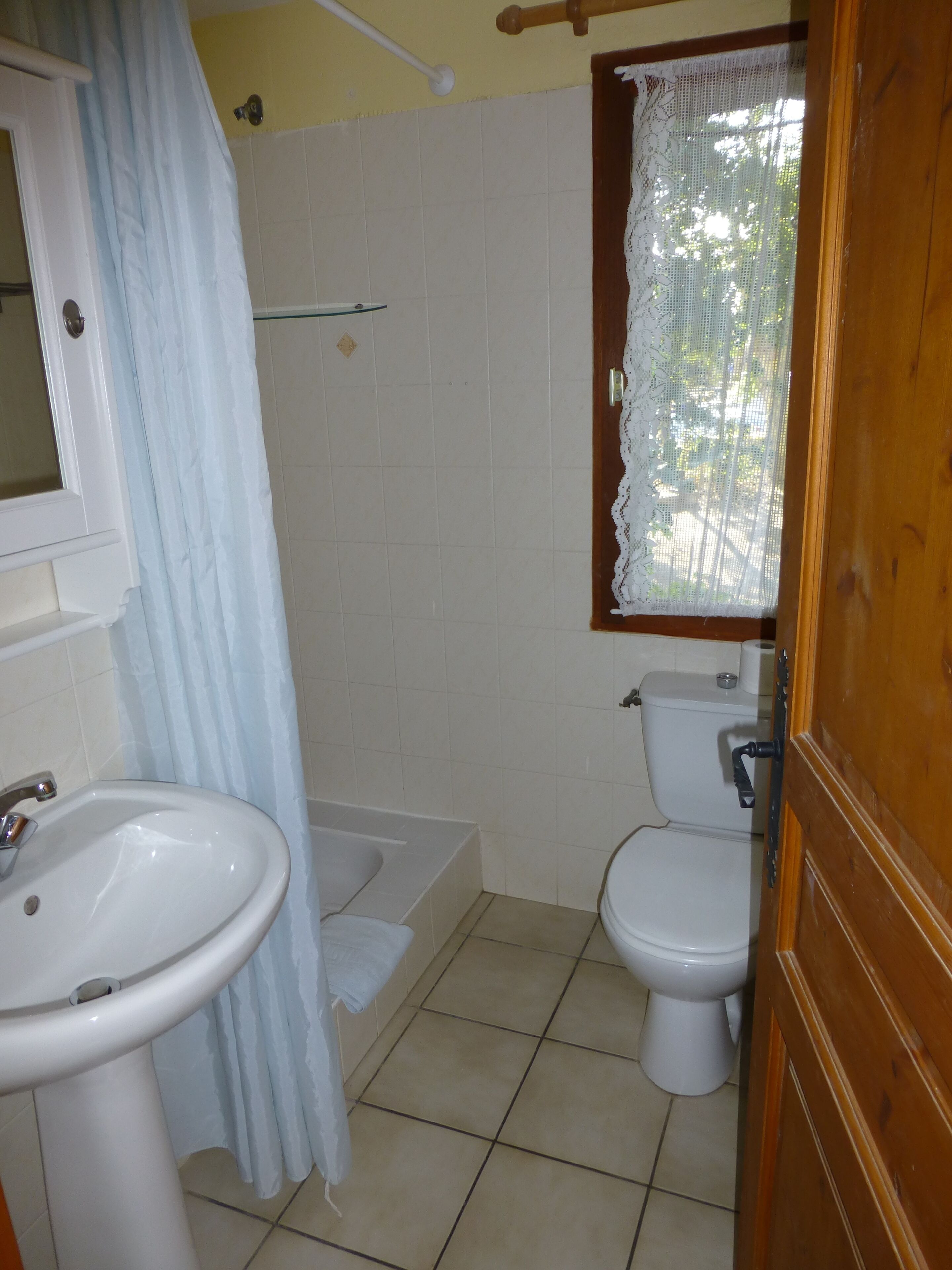 Une salle de bain avec un lavabo, des toilettes et une baignoire.