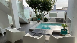 A rooftop terrace with a swimming pool, white lounge chairs, and potted plants. - Beco do Poço - Praia da Luz (Luz)