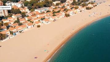 Plage, chaises longues