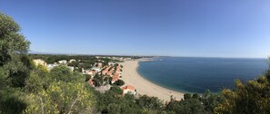 På stranden och solstolar