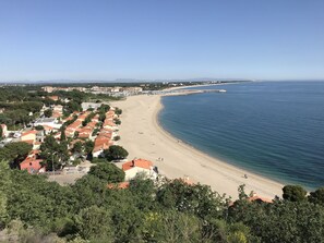 På stranden och solstolar