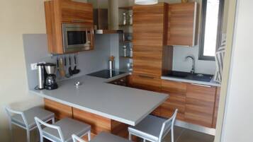 Jääkaappi, mikroaaltouuni, uuni, liesi