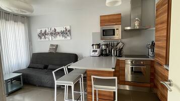 Réfrigérateur, micro-ondes, four, plaque de cuisson