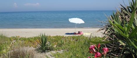 Sur la plage, chaise longue