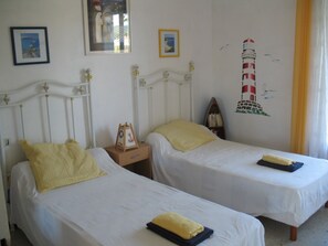 2 habitaciones, escritorio, tabla de planchar con plancha y wifi gratis 