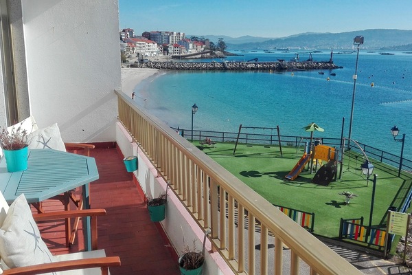 Terraza frente a la playa para relajarte frente al mar y a la Ría de Pontevedra
