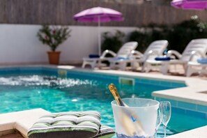 Piscine couverte, piscine extérieure, chaises longues