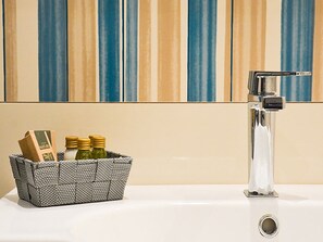 Een douche, een haardroger, een bidet, handdoeken