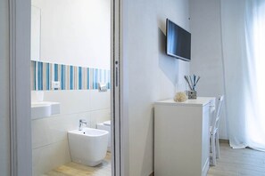 Suihku, hiustenkuivaaja, bidee, pyyhkeet