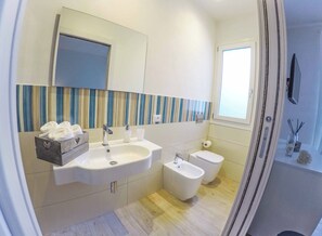 Dusche, Haartrockner, Bidet, Handtücher