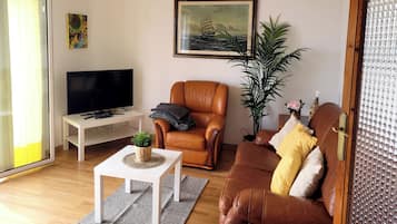 Een smart-tv en boeken