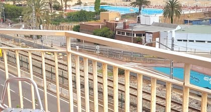 Volle Etage, direkt am Mittelmeer. Zentral bis 5 "