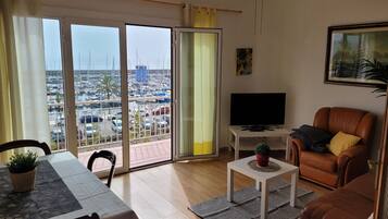 Een smart-tv en boeken