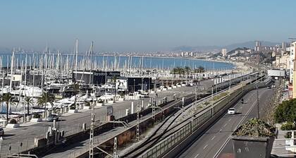 Full floor, in front of the Mediterranean Sea. Central to 5 "