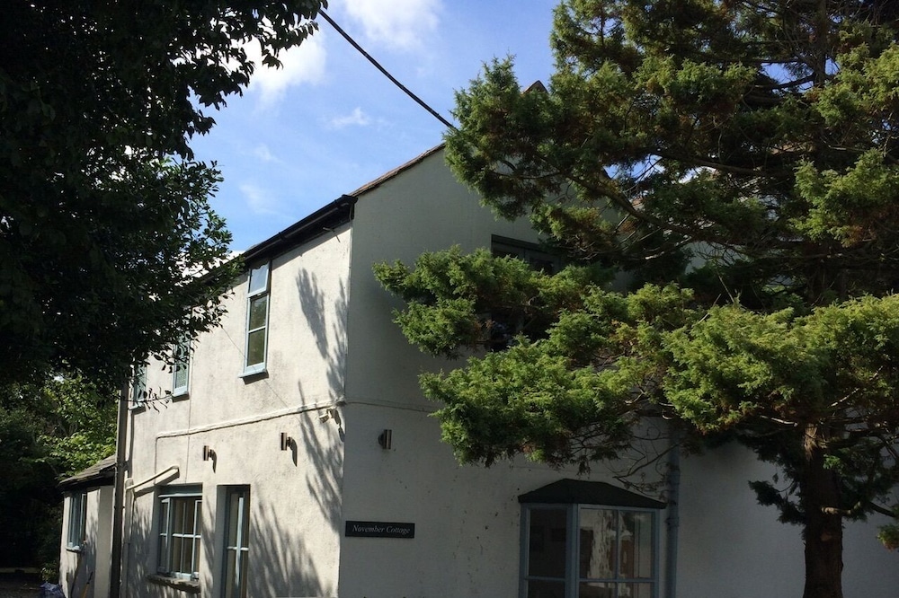 Romantic Break away for family & dog friendly cottage, off road parking