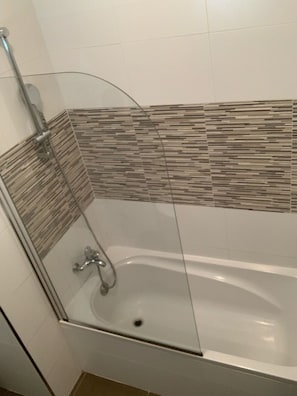 Kombinert dusj/badekar, hårføner, håndklær og såpe