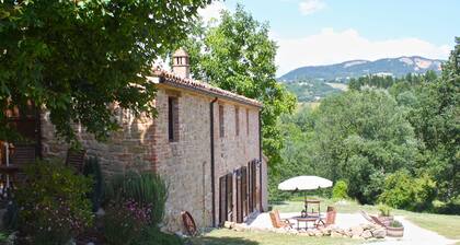 Hermosos apartamentos en casas rurales con cocina cerca de Amandola Le Marche con piscina