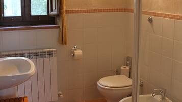 Doccia, asciugacapelli, bidet, asciugamani