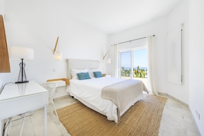 3 chambres, fer et planche à repasser, Wi-Fi, draps fournis