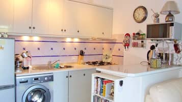 Een koelkast, een magnetron, een oven, een kookplaat