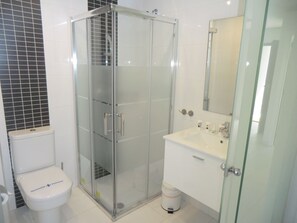 Douche, sèche-cheveux, serviettes fournies