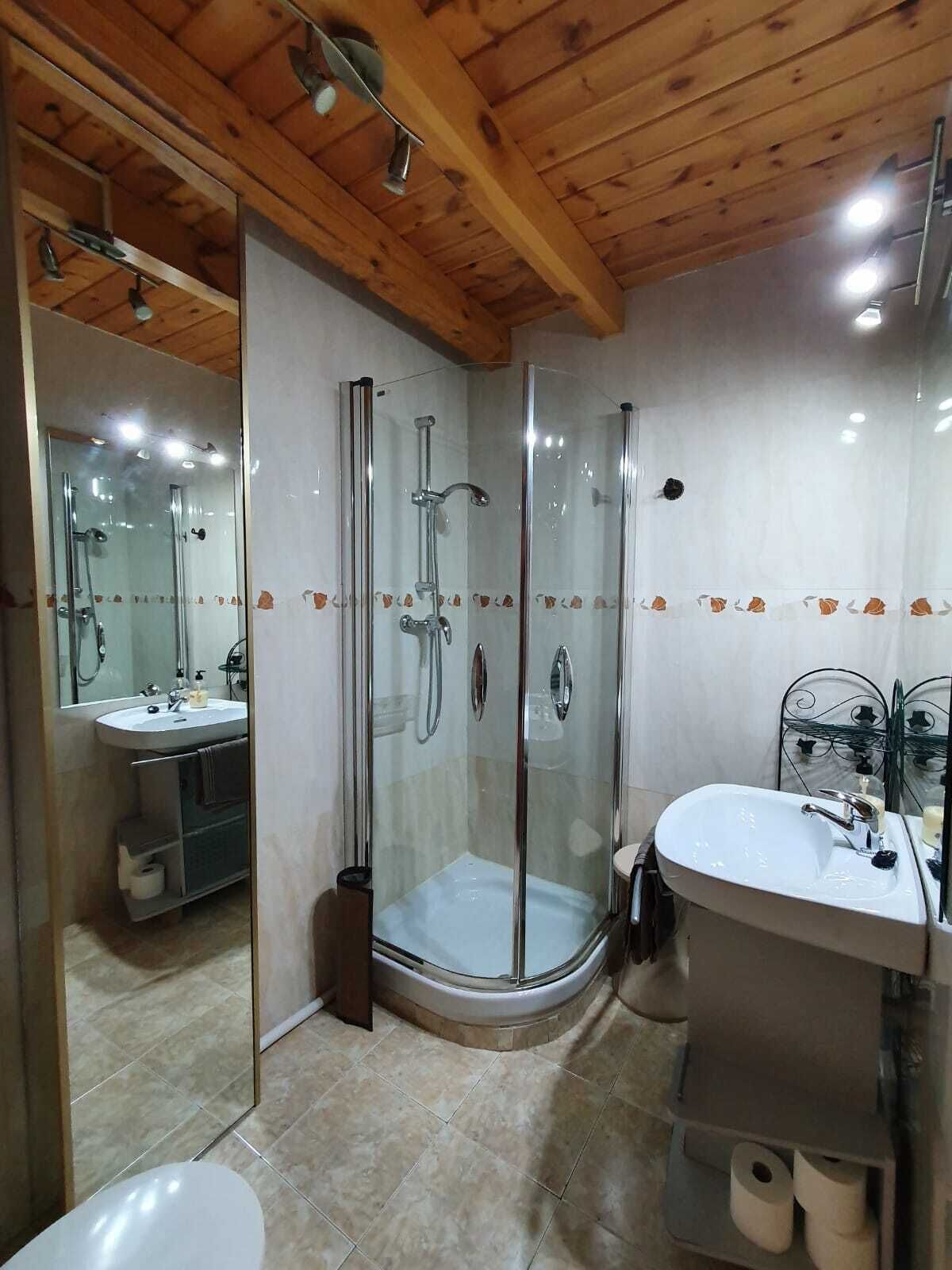 Baignoire, sèche-cheveux, bidet, serviettes fournies
