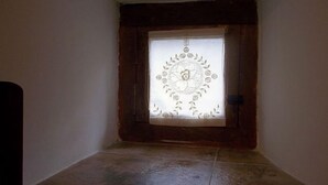 A narrow hallway with a wooden door featuring a decorative glass panel with a floral design. - Maribel Tourist Apartment for 5 people (Biescas)