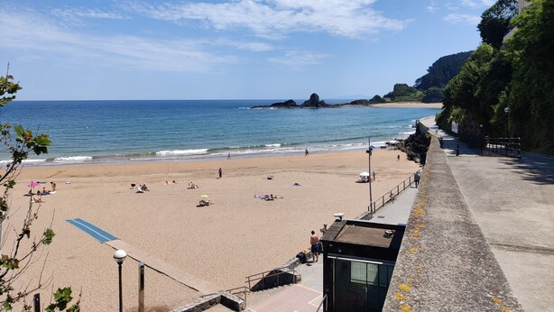 A beach with a clear sky, a sandy shore, and a few people. - FLAT in the CENTER OF ONDARROA, fishing village, with WIFI 600MB, without slopes. (ONDARROA)
