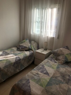 2 makuuhuonetta, tallelokero huoneessa, silitysrauta/-lauta